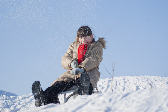 少女从山上滑雪微笑行动兄弟平底游戏姐妹衣服青春期幸福女孩们图片