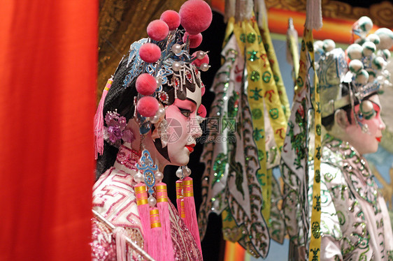 中文歌剧木偶和红布作为文字空间 是一个玩具 不是戏剧娱乐节日服饰剧院女士男人展示演员唱歌图片