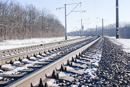 冬季的铁路通道水平火车灰色运输黑色车道旅行森林轨道背景
