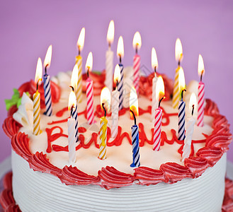 生日蛋糕 点燃蜡烛磨砂香草火焰冰镇庆典派对燃烧食物写作甜点图片