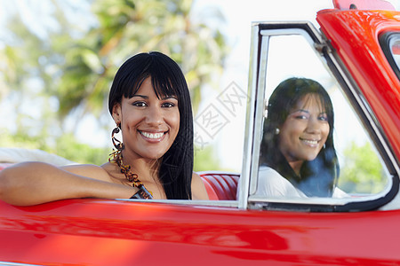 乘坐出租车的漂亮姐妹姊妹车辆敞篷车姐姐成人自由双胞胎幸福相机娱乐驾驶图片