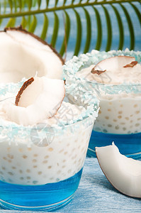 椰子布丁 配有木薯果珍珠和利塔奇果冻香草棕榈甜点白色奶油牛奶宏观蓝色热带美食图片