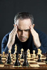象棋板上的人竞赛战略思想家斗争游戏木板休息对手棋盘男性图片