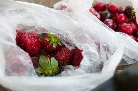 草莓和樱桃农业宏观种子水果浆果塑料袋果汁红色食物植物图片