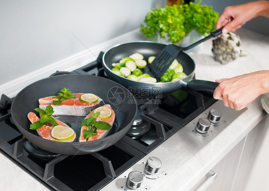 烹煮蔬菜菜盘桌子派对食物厨房职业服务沙拉钓鱼烹饪油炸图片