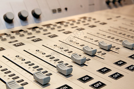模糊背景的声音混音器桌子收音机作曲家频率制作人卡拉ok混合器体积技术木板图片