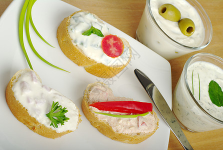 带奶奶酪的面包面包选择性焦点早餐乳制品叶子玻璃木板食物配料盘子砧板奶油图片