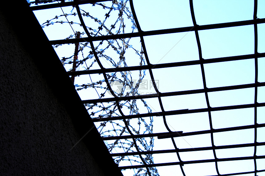 从监狱走廊用刺铁丝网连接图片
