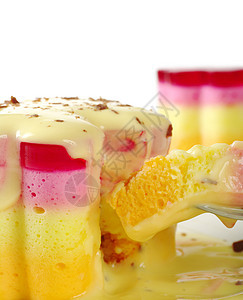秘鲁甜点称  配香草果酱刀具剃须黄色红色蛋糕白色橙子粉色巧克力食物图片