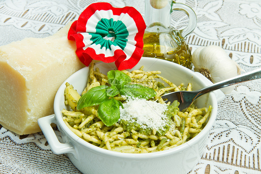 带害虫的意大利面粉面条香蒜白色美食叶子小品摄影食物草本植物绿色图片