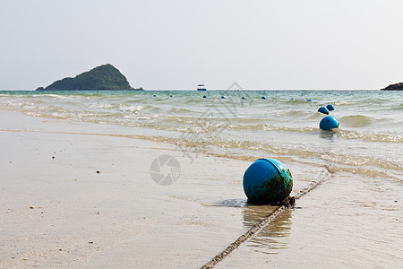 蓝色浮标海洋航行绳索红色救生员帮助漂浮危险港口警卫图片