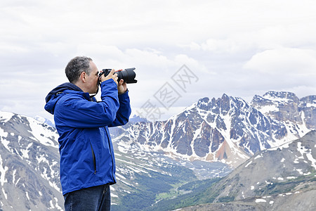 山中摄影师远景荒野相机国家男人单反爬坡公园记者成人图片