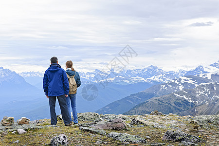 山中高山的偷渡者女孩成人女儿风景远足假期青少年远景爬坡国家图片