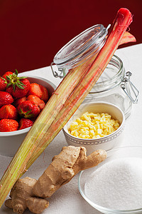 胡巴和草莓果酱成分蔬菜食物瓶子水果绿色红色玻璃甜点桌子营养图片