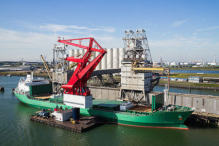 带终端 起重机和轮船的谷物电梯贮存运输筒仓供应港口公司出口植物产品贸易图片