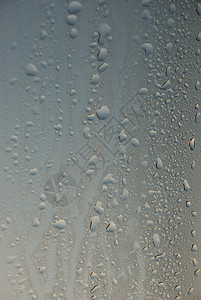 窗口的凝聚水滴湿度水样纹理墙纸雨量眼镜天气窗户天空图片