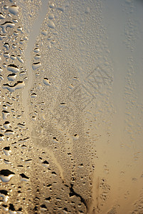 窗口的凝聚水滴纹理眼镜蒸汽天气天空墙纸窗户湿度雨量图片