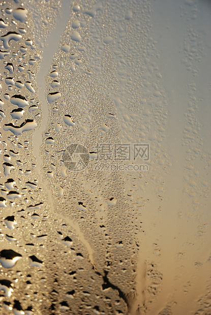 窗口的凝聚水滴纹理眼镜蒸汽天气天空墙纸窗户湿度雨量图片