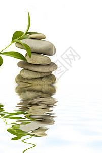 平衡的石头白色反射精神绿色蓝色树叶生活岩石温泉治疗图片
