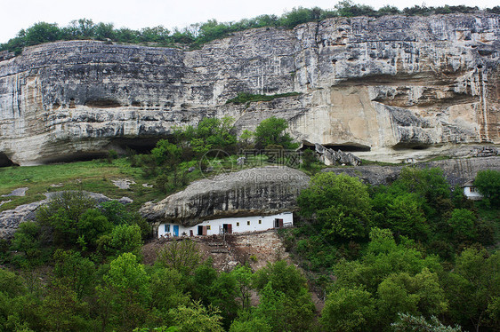 岩石中的住宅房屋图片