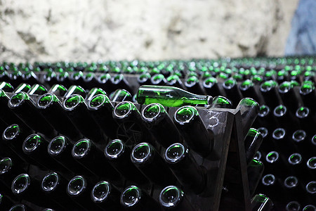 在80米深处的工厂 香槟切拉机旅行绿色地窖眼镜嘶嘶旅游仓库玻璃生产红色图片