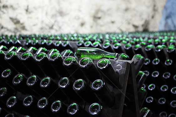 在80米深处的工厂 香槟切拉机旅行绿色地窖眼镜嘶嘶旅游仓库玻璃生产红色图片