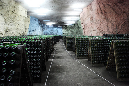 在80米深处的工厂 香槟切拉机红色制造业眼镜商业绿色酒精嘶嘶仓库地区旅游图片