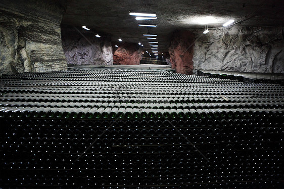 在80米深处的工厂 香槟切拉机嘶嘶建筑旅游制造业瓶子绿色酒厂玻璃红色眼镜图片