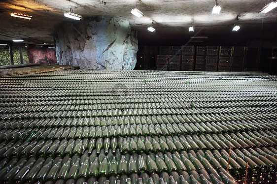 在80米深处的工厂 香槟切拉机眼镜藤蔓制造业瓶子地区建筑酒厂仓库旅游酒精图片