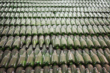 在80米深处的工厂 香槟切拉机建筑地区玻璃眼镜旅游生产仓库地窖白色瓶子图片