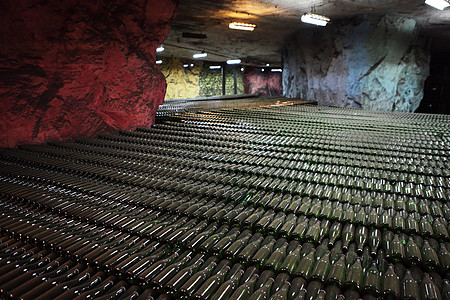 在80米深处的工厂 香槟切拉机商业建筑酒厂瓶子白色制造业酒精旅游红色玻璃图片