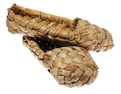 俄罗斯旧凉鞋由树皮制成村庄脚步历史风格衣服材料木头手工柳条文化图片