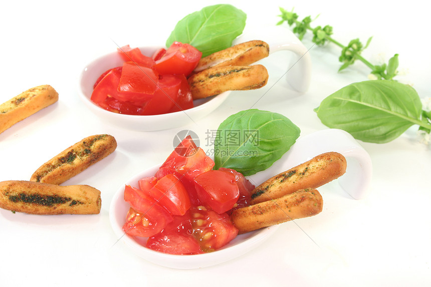 格里西尼与番茄和巴西盘子瓷碗自助餐美食勺子面包主菜沙拉零食菜勺图片