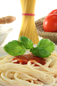 番茄酱意大利面叶子食品烹饪面条香料盘子红色晚餐图片