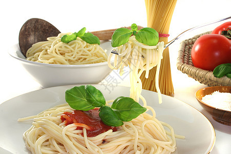 叉子上的意大利面条食品香料红色晚餐盘子叶子烹饪图片