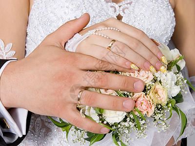 手和戒指放在婚礼花束上指甲丈夫女士花朵庆典美丽接待玫瑰夫妻伙伴图片