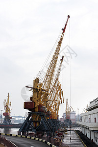 乌克兰敖德萨海港港口天空出口蓝色码头货物航行商业龙门架仓库图片