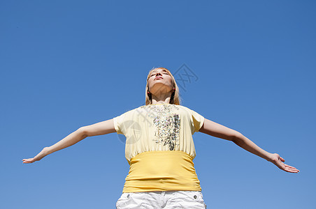 手握手的女子 欲在天上求悦者季节女士土地女孩太阳蓝色环境孤独天气天空图片