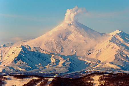 覆盖着积雪的火山天际旅游顶峰蓝色森林目的地阴影苔原天空裂缝图片