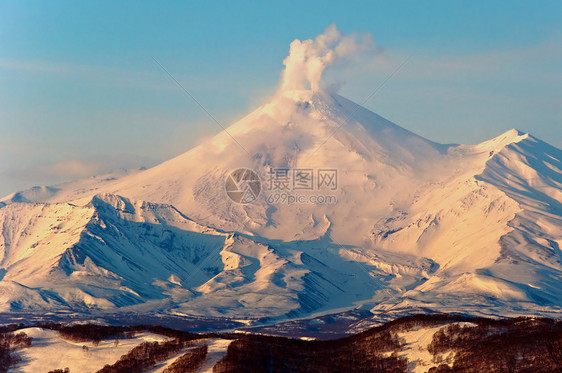 覆盖着积雪的火山天际旅游顶峰蓝色森林目的地阴影苔原天空裂缝图片