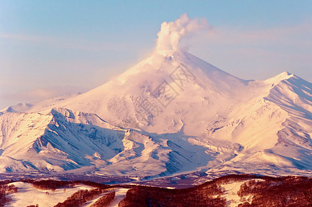 覆盖着积雪的火山天空旅游顶峰阴影森林苔原裂缝天际目的地蓝色图片