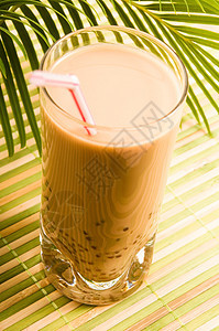 白的珍珠牛奶饮料 泡泡茶水果冰镇热带玻璃奶油棕榈叶子派对味道木薯图片