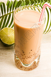 白的珍珠牛奶饮料 泡泡茶味道热带棕榈叶子水果奶油冰镇木薯派对稻草图片