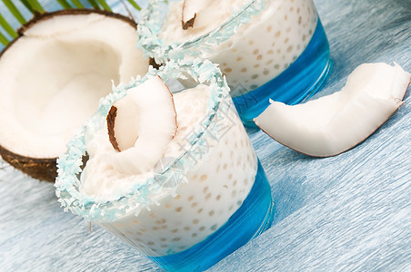 椰子布丁 配有木薯果珍珠和利塔奇果冻美食白色牛奶热带奶油蓝色香草甜点宏观食物图片