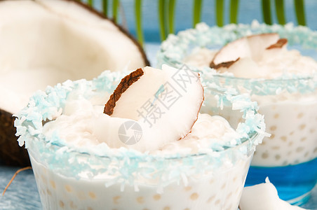 椰子布丁 配有木薯果珍珠和利塔奇果冻食物奶油香草甜点白色棕榈牛奶蓝色美食水果图片