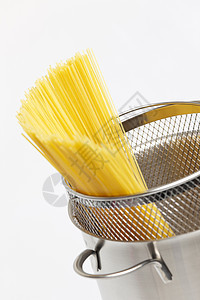 锅中的意大利面炊具静物美食营养黄色面条厨具滤器食物图片