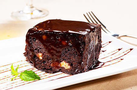 巧克力和胡桃蛋糕奶油美食馅饼面包咖啡盘子可可甜点核桃蛋糕图片
