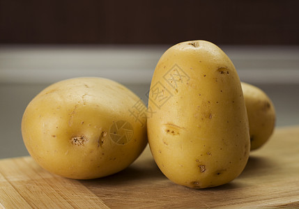 在面包板上等待的一组土豆食物糖类生长蔬菜生物团体淀粉黄色棕色饮食图片