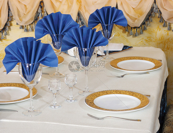 准备的表格餐巾蓝色食物餐厅酒杯银器桌子午餐玻璃餐饮图片