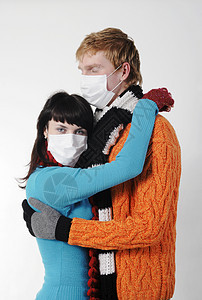 男人拥抱戴面罩 带流感的妇女发烧女性过敏传染性治疗鼻子安全疾病温度症状图片